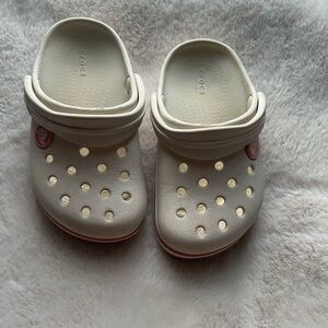 Kids Crocs size C8 is off white with pink trim